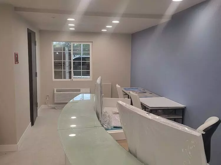 בית מלון כפרי Red Fox Inn And Suites