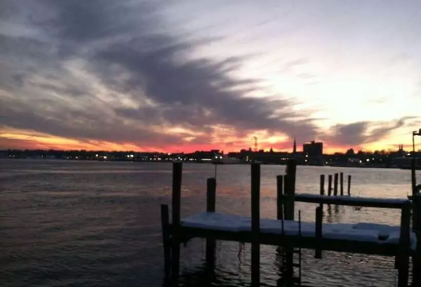 Otel Thames Inn And Marina