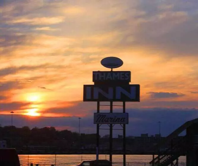 Otel Thames Inn And Marina