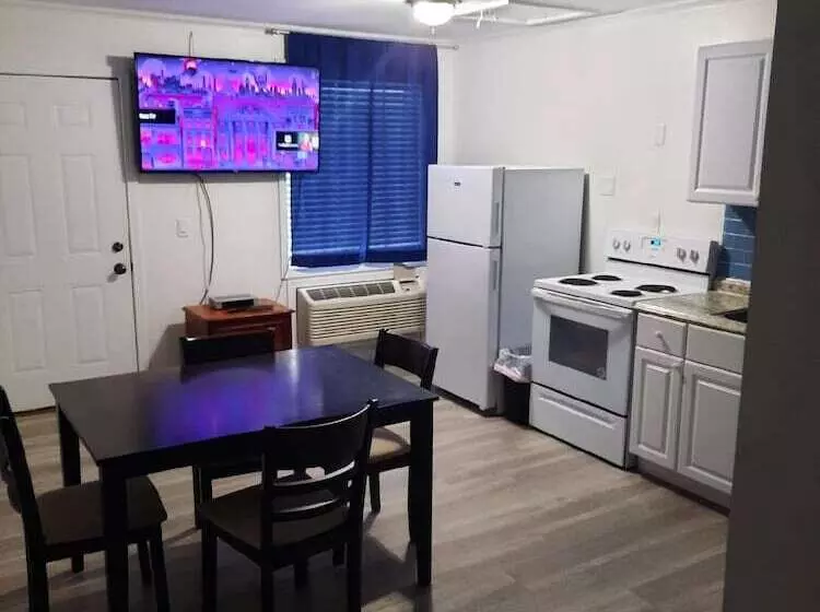 Otel Thames Inn And Marina