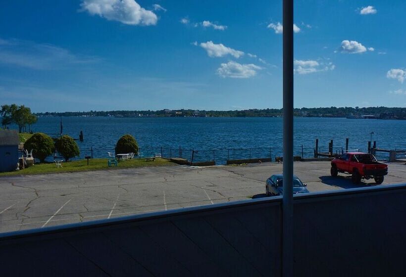 فندق Thames Inn And Marina