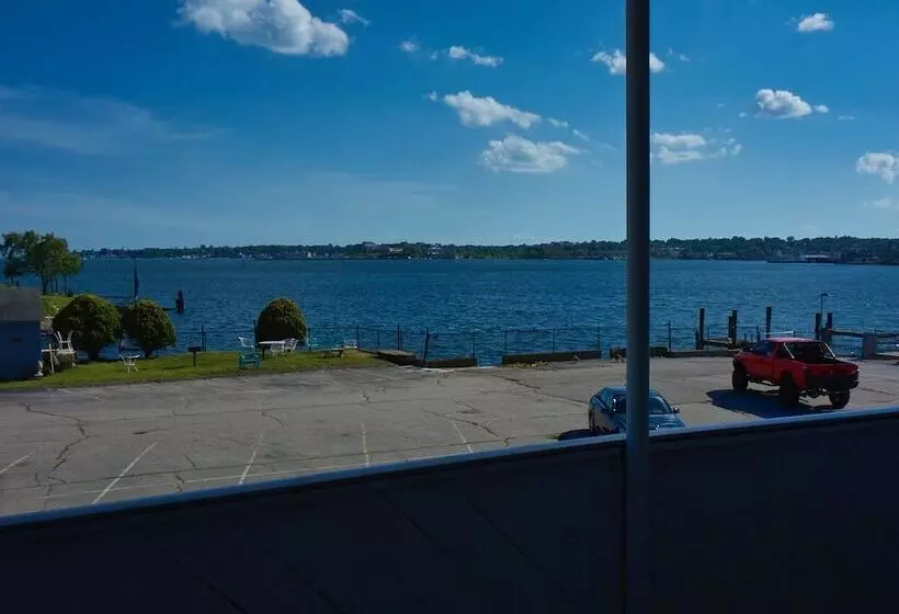 Otel Thames Inn And Marina