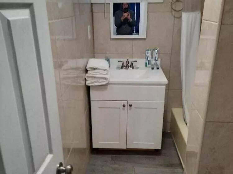 Otel Thames Inn And Marina