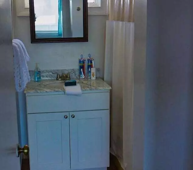 Otel Thames Inn And Marina