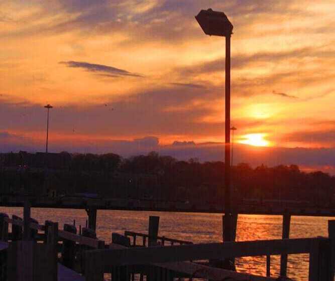 فندق Thames Inn And Marina