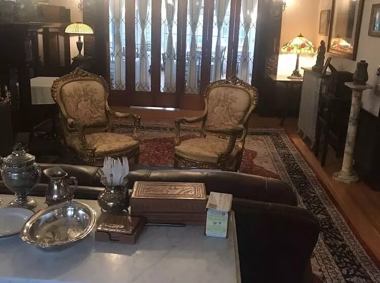 ベッドアンドブレックファースト Edgewood Manor