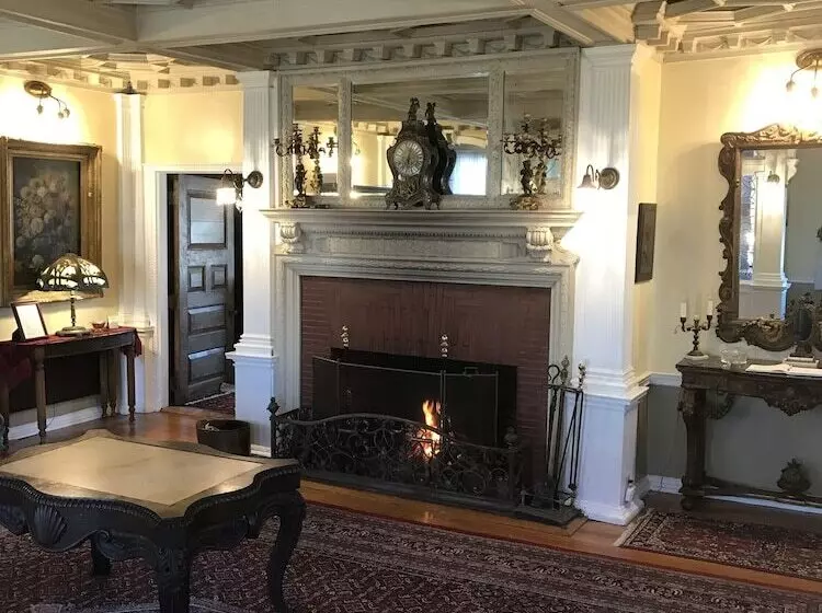 ベッドアンドブレックファースト Edgewood Manor