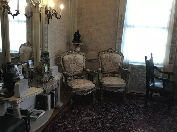 ベッドアンドブレックファースト Edgewood Manor