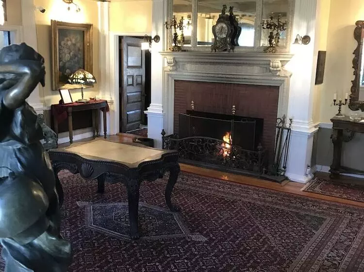 ベッドアンドブレックファースト Edgewood Manor