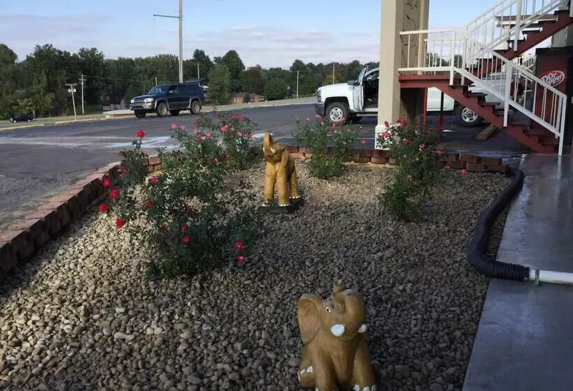 酒店 Big Spring Inn Madisonville