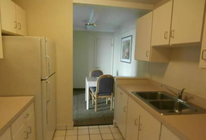 호텔 Clinton Inn & Suites