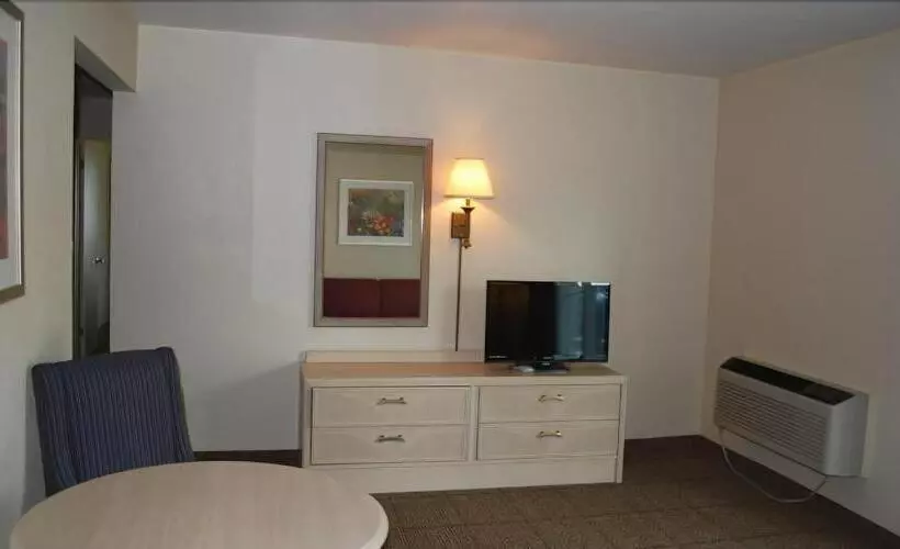 호텔 Clinton Inn & Suites