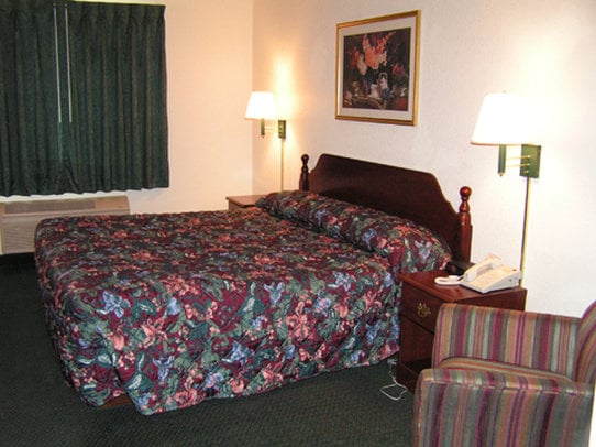 Отель Amerivu Inn & Suites Cumberland