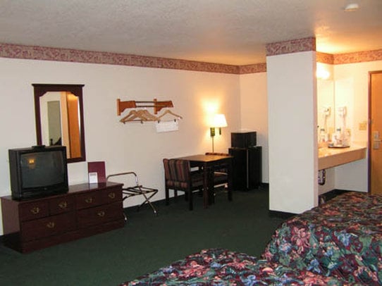 Отель Amerivu Inn & Suites Cumberland