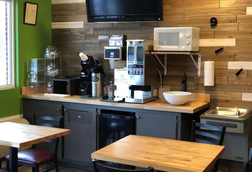 Отель Deerfield Inn And Suites  Fairview