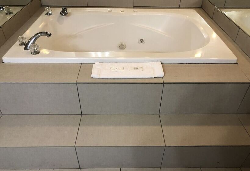 Отель Deerfield Inn And Suites  Fairview