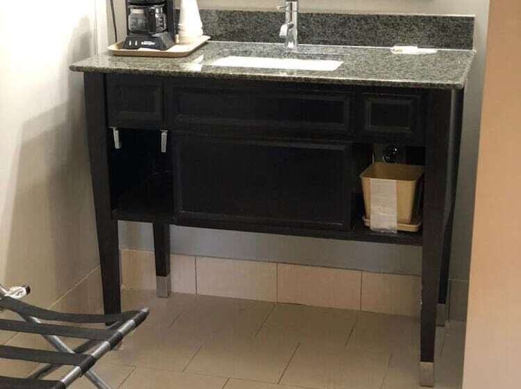 Отель Deerfield Inn And Suites  Fairview