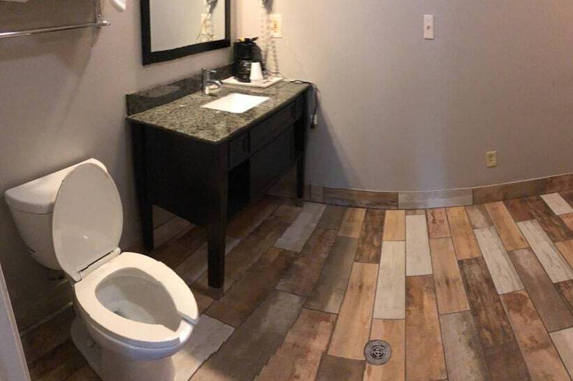 Отель Deerfield Inn And Suites  Fairview