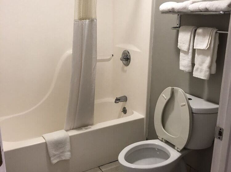 Отель Deerfield Inn And Suites  Fairview