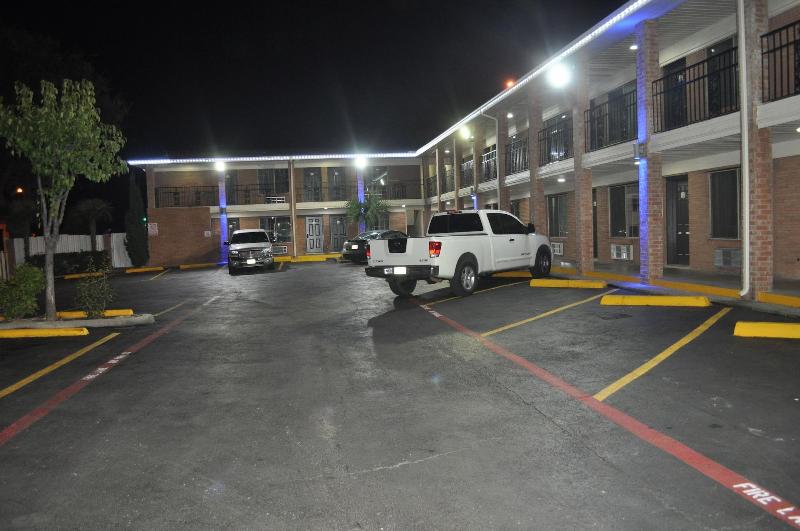 בית מלון כפרי Downtown Suites Dallas