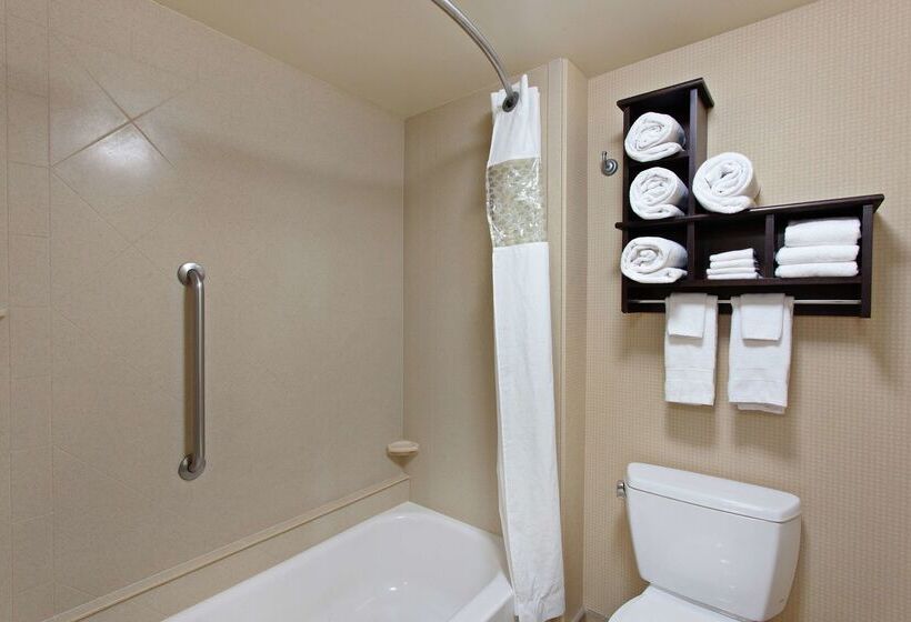 هتل Hampton Inn & Suites Fresno Northwest