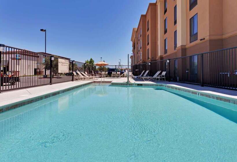 هتل Hampton Inn & Suites Fresno Northwest