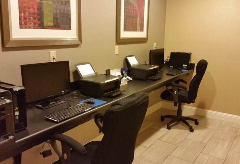 هتل Holiday Inn Express & Suites Marion Northeast, An Ihg
