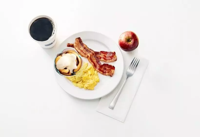 Отель Holiday Inn Express & Suites Marquette, An Ihg