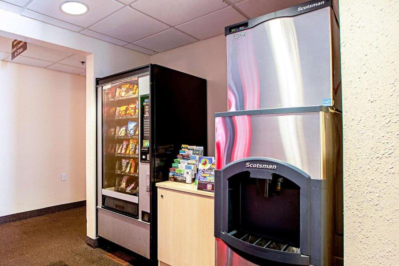 מוטל Seasons Inn Traverse City