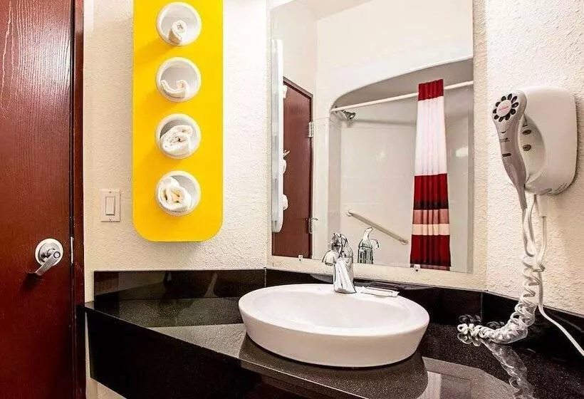 فندق على الطريق Seasons Inn Traverse City