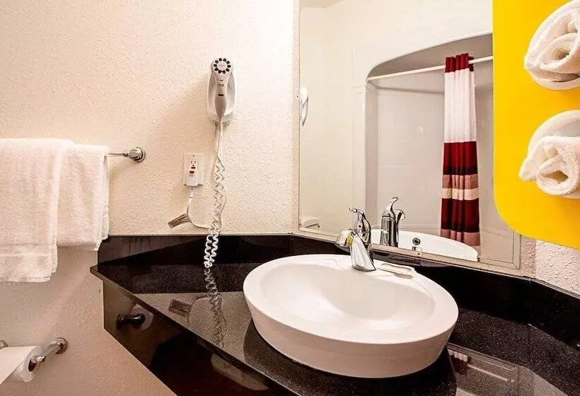 فندق على الطريق Seasons Inn Traverse City