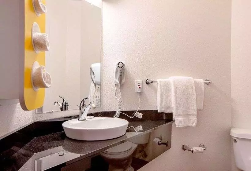 فندق على الطريق Seasons Inn Traverse City