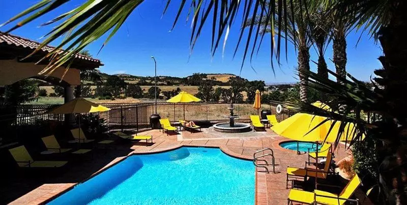 La Bellasera Hotel & Suites