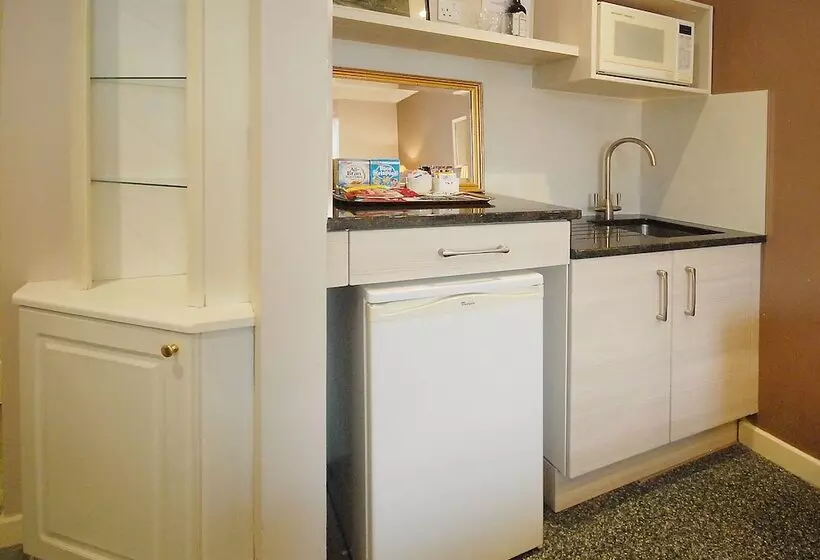 هتل Marlborough House   Guest House