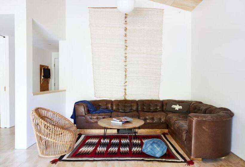 Мотель Tourists