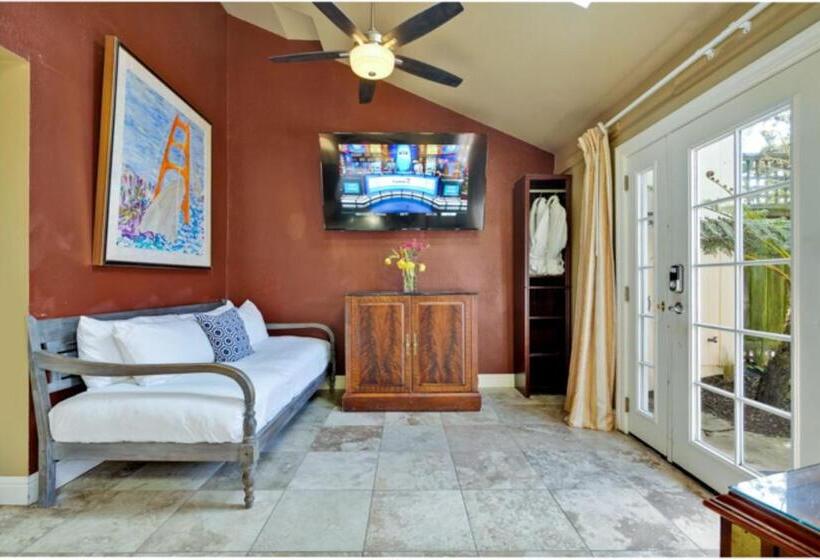 Отель Bodega Bay Inn