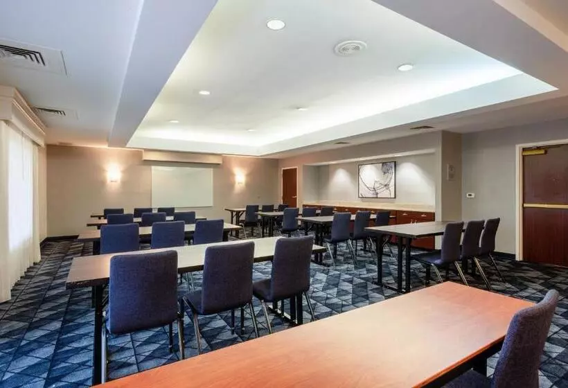 ホテル Courtyard Columbus Airport