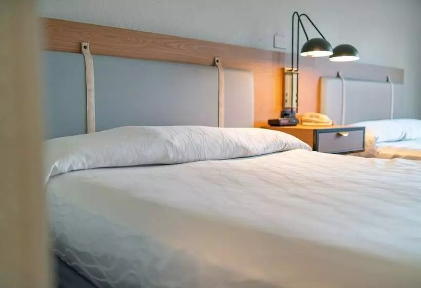 בית מלון כפרי Garibaldi Inn At The Bay