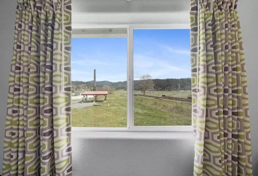 בית מלון כפרי Garibaldi Inn At The Bay