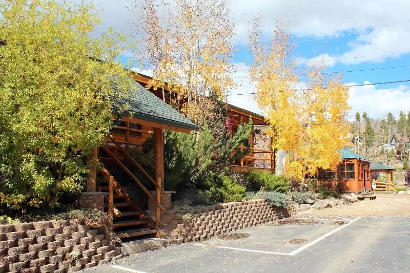 בית מלון כפרי Spirit Lake Lodge