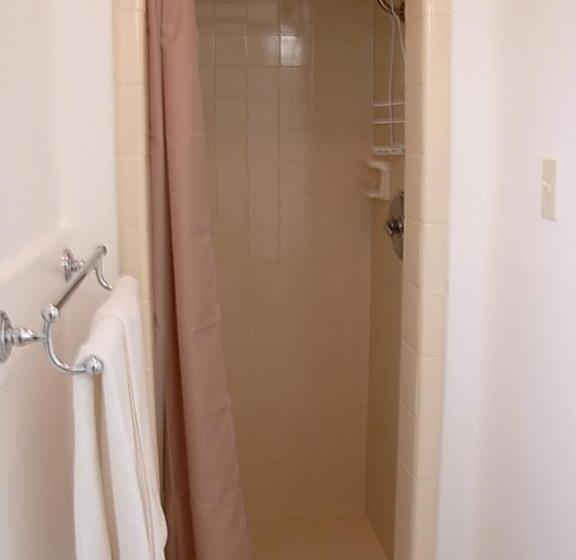 فندق على الطريق Economy Inn