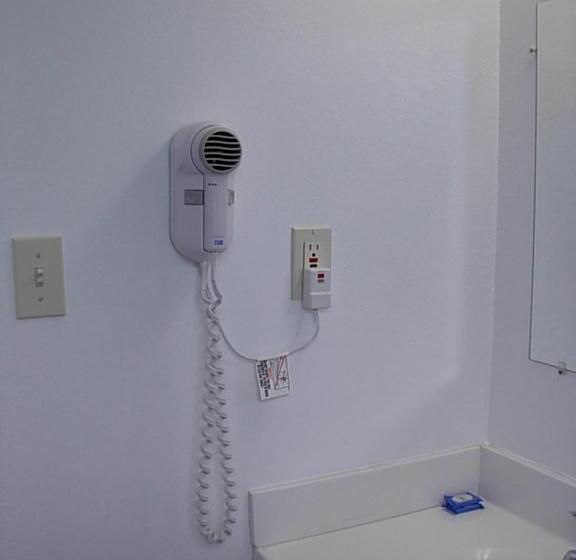 فندق على الطريق Economy Inn