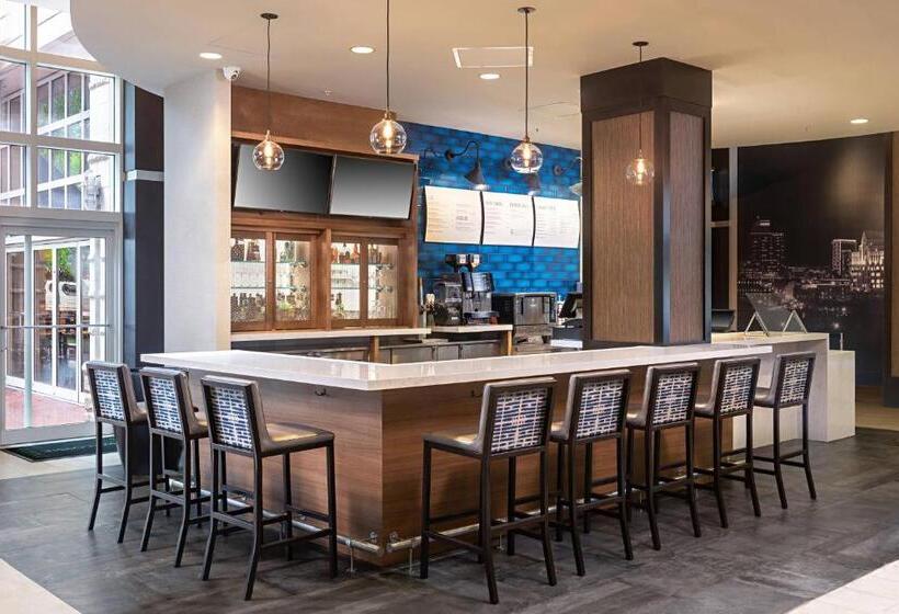 Courtyard By Marriott Greenville Downtown