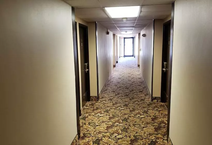 Отель Coratel Inn & Suites By Jasper Mankato