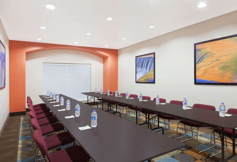 בית מלון כפרי Days Inn & Suites By Wyndham Marquez