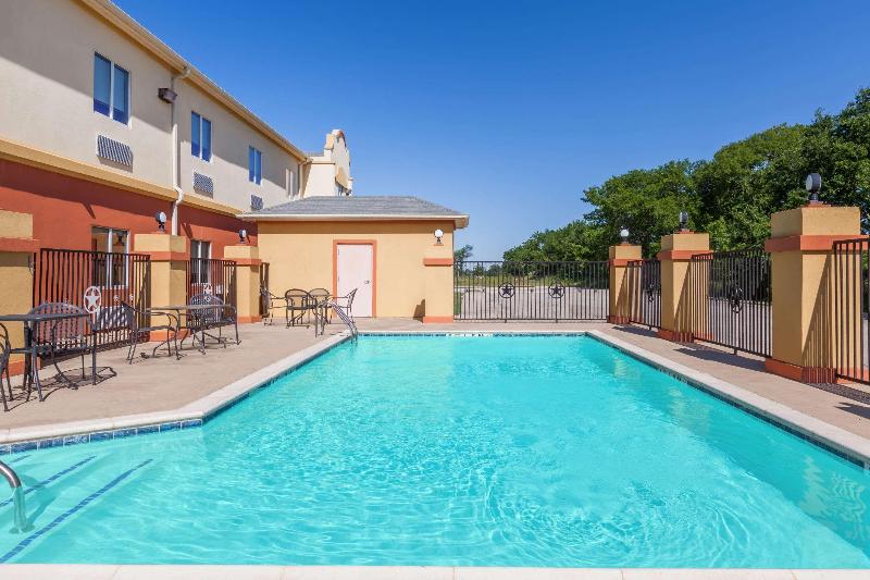 בית מלון כפרי Days Inn & Suites By Wyndham Marquez