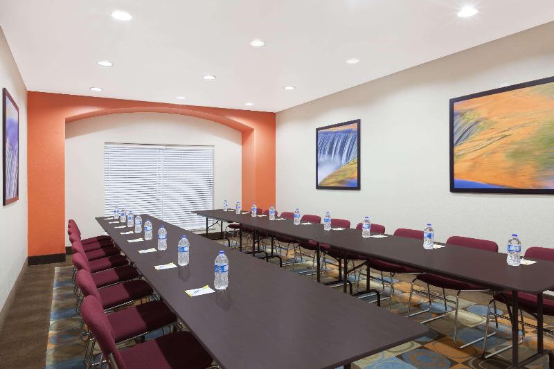 בית מלון כפרי Days Inn & Suites By Wyndham Marquez