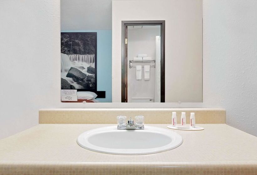 ホテル Super 8 By Wyndham Rock Port Mo