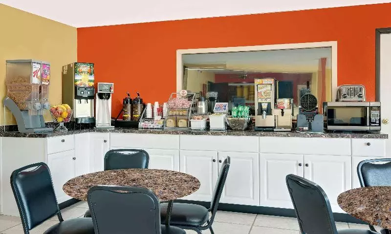 בית מלון כפרי Super 8 By Wyndham Rock Port Mo