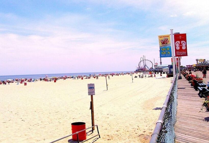 Buoy 16 Motel By The Beach